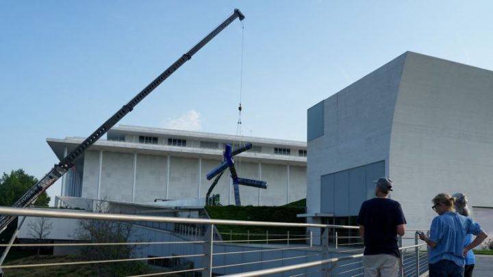 Kennedy Center removes outdoor ‘Blue’ sculpture