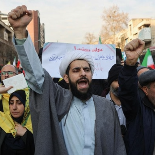 Pembahasan Penting: Trump Minta Warga Iran Demonstrasi Terus: Bantuan dalam Perjalanan